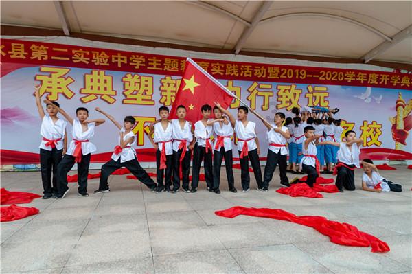 李嘉欣和许晋亨现身马场,夫妻俩手牵手亮相,展现出恩爱的一面!